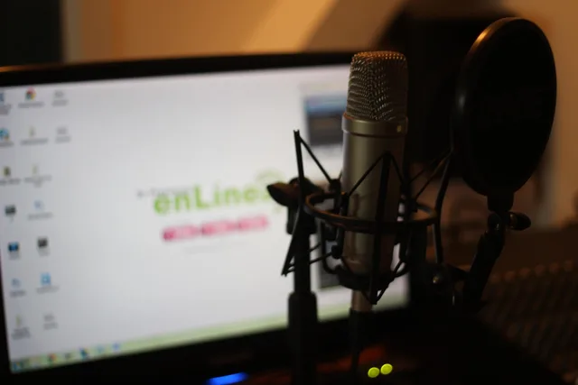 digital marketing, audio, microphone, podcast, study, sound, recording, radio, computer, locution, radio online, podcast, podcast, locution, locution, locution, locution, locution. Podcast advertising rules in England: ad labels, the DMCC Act 2024 and trade marks