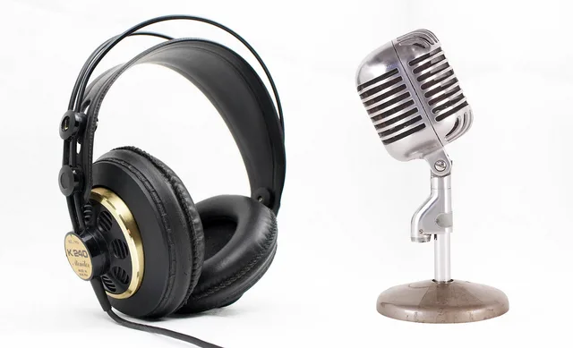 podcast, headset, microphone, radio, audio, internet, voice, headphones, dubbing, sound, recording, record, podcast, podcast, podcast, podcast, podcast. RAJAR data compared with podcast download claims for UK buyers